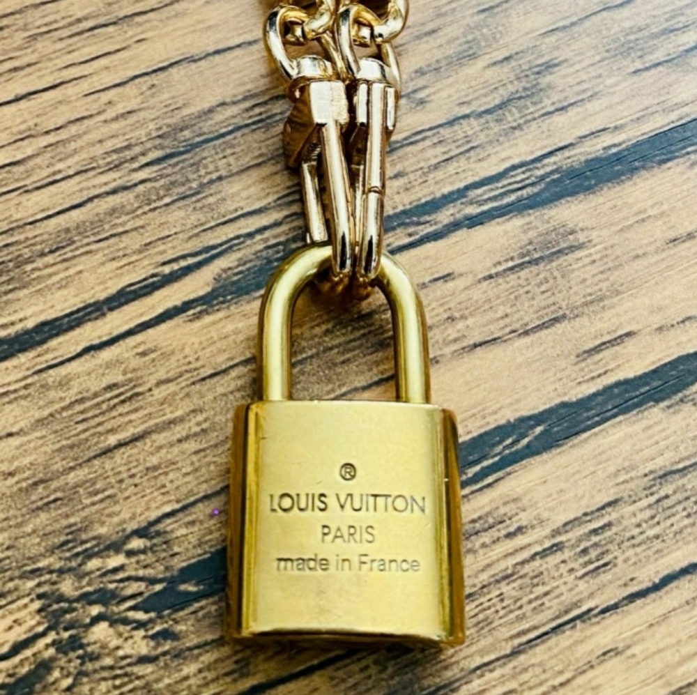 ❤EUC Louis Vuitton Lock with 16" Chain (No Key) - Picture 2 of 3